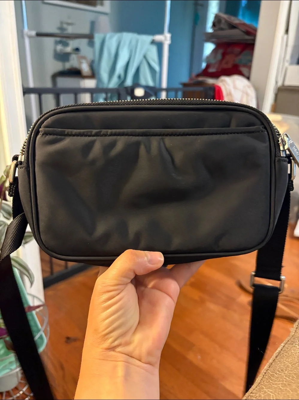 Lululemon Crossbody Camera Bag 2L - Black with Silver Hardware excellent - Picture 4 of 5